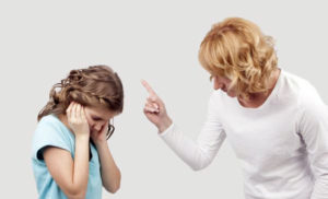 طرق بديلة لحل مشكلة الصراخ على الاطفال في التربية